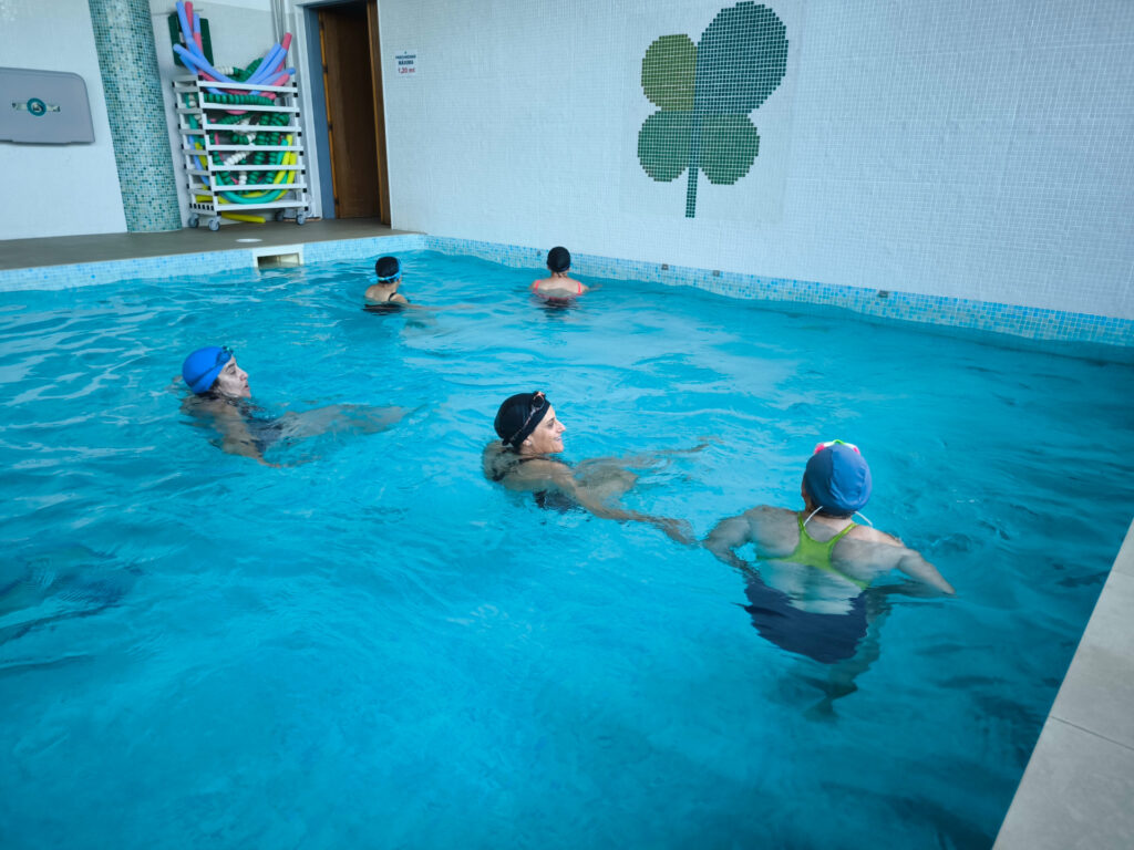 Grupo realizando ejercicios de gimnasia en piscina